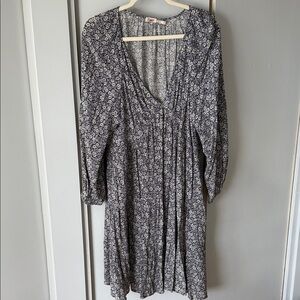 Faherty Navy and Off White Floral Long Sleeve Midi Dress